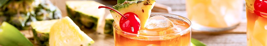 drink z ananasem i wisienką