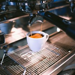 ekspres kolbowy z filiżanką espresso